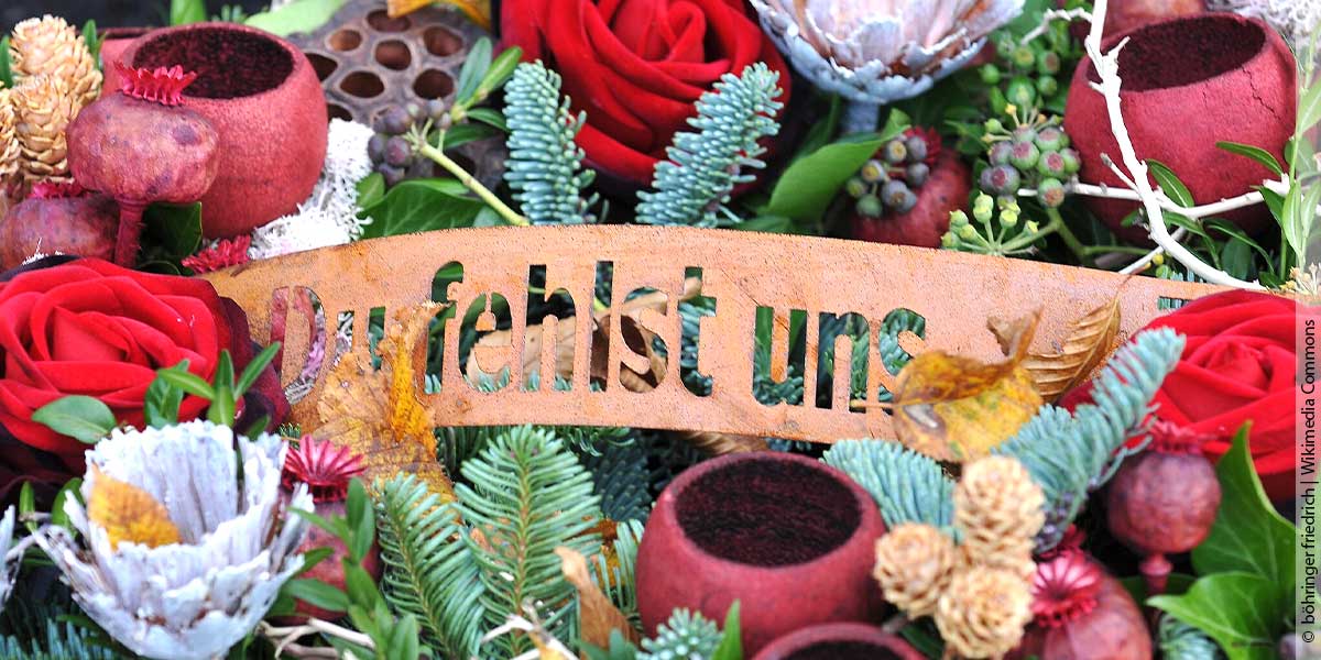 Lesen Sie wie sie den passenden Grabschmuck zur Beerdigung wählen