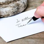 Wie man ein Kondolenzschreiben aufsetzt: Praktische Beispiele, Vorlagen & Muster für einfühlsame Beileidsbekundungen
